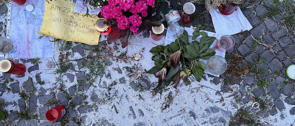 Berlin-Pankow, Maximilian- Ecke Mühlenstraße, wo am 29. April 2022 Zohra Mohammad Gul von ihrem Ex-Mann getötet wurde. Für sie wurden Blumen und Kerzen aufgestellt.