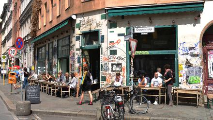 Das Straßencafé Bateau Ivre ist seit 1997 ein beliebter Treffpunkt bei vielen Menschen in der Nachbarschaft. 