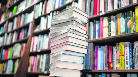 ARCHIV - 17.08.2020, Hessen, Frankfurt/Main: Ein Stapel neuer Bücher liegt auf einem Verkaufstisch in einer Buchhandlung im Stadtteil Bornheim. (zu dpa Zweiter Lockdown belastet Jahresbilanz des Buchhandels) Foto: Frank Rumpenhorst/dpa/Frank Rumpenhorstdpa +++ dpa-Bildfunk +++