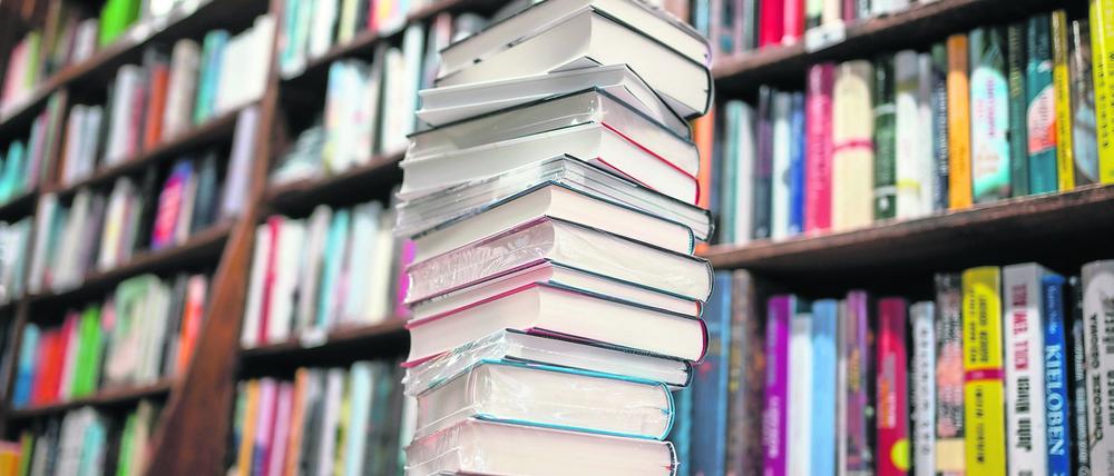 ARCHIV - 17.08.2020, Hessen, Frankfurt/Main: Ein Stapel neuer Bücher liegt auf einem Verkaufstisch in einer Buchhandlung im Stadtteil Bornheim. (zu dpa Zweiter Lockdown belastet Jahresbilanz des Buchhandels) Foto: Frank Rumpenhorst/dpa/Frank Rumpenhorstdpa +++ dpa-Bildfunk +++