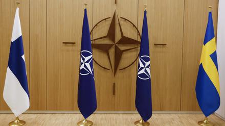18.05.2022, Belgien, Brussels: Die Flaggen Finnlands (l-r), der Nato und Schwedens stehen bei einer Zeremonie anlässlich der Überreichung der Nato-Beitrittsanträge Schwedens und Finnlands in Brüssel. Botschafter der beiden Länder übergaben Nato-Generalsekretär Stoltenberg am Mittwochmorgen in der Brüsseler Bündniszentrale die entsprechenden Dokumente. Foto: Johanna Geron/Reuters Pool/AP/dpa +++ dpa-Bildfunk +++
