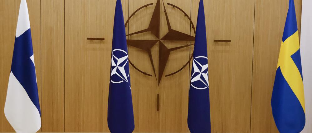 18.05.2022, Belgien, Brussels: Die Flaggen Finnlands (l-r), der Nato und Schwedens stehen bei einer Zeremonie anlässlich der Überreichung der Nato-Beitrittsanträge Schwedens und Finnlands in Brüssel. Botschafter der beiden Länder übergaben Nato-Generalsekretär Stoltenberg am Mittwochmorgen in der Brüsseler Bündniszentrale die entsprechenden Dokumente. Foto: Johanna Geron/Reuters Pool/AP/dpa +++ dpa-Bildfunk +++