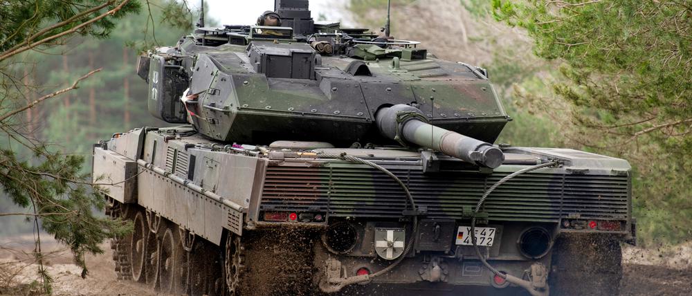 Ein Kampfpanzer vom Typ Leopard 2 während einer Übung.