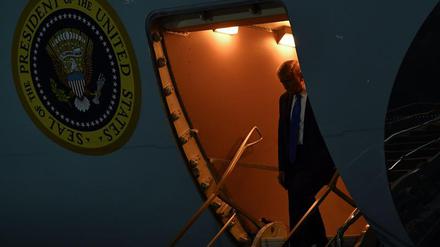 US-Präsident im Zwielicht - Donald Trump verlässt die Air Force One in Miami