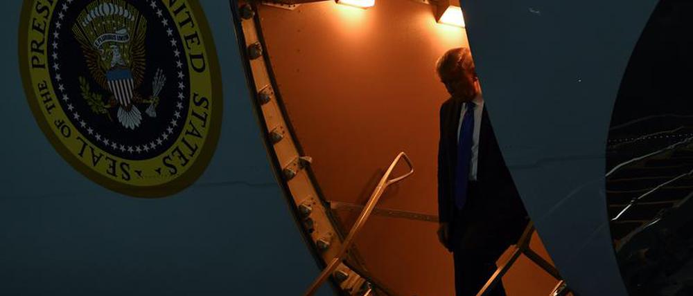 US-Präsident im Zwielicht - Donald Trump verlässt die Air Force One in Miami