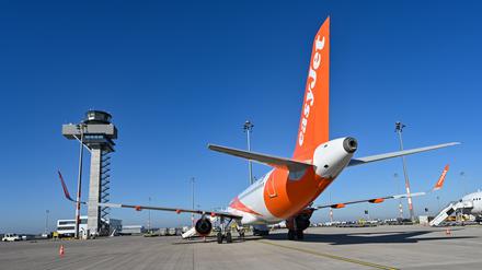 Passagierflugzeuge der Fluggesellschaft Easyjet am Hauptstadtflughafen Berlin-Brandenburg (BER). 