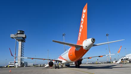 Passagierflugzeuge der Fluggesellschaft Easyjet am Hauptstadtflughafen Berlin-Brandenburg (BER). 