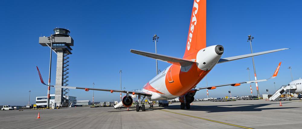 Passagierflugzeuge der Fluggesellschaft Easyjet am Hauptstadtflughafen Berlin-Brandenburg (BER).