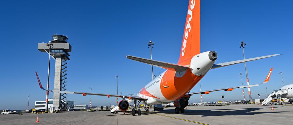 Passagierflugzeuge der Fluggesellschaft Easyjet am Hauptstadtflughafen Berlin-Brandenburg (BER).