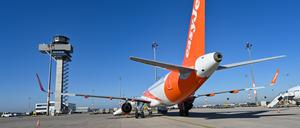 Passagierflugzeuge der Fluggesellschaft Easyjet am Hauptstadtflughafen Berlin-Brandenburg (BER). 