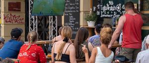 Fußballfans verfolgen das Spiel Deutschland-Portugal anlässlich der Fußball-Europameisterschaftvor einer Bar im Berliner Stadtteil Prenzlauer Berg. (Archivfoto)