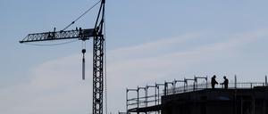Bauen in Berlin — in den letzten Jahren waren die Zahlen fertiggestellter Wohnungen  wieder rückläufig.