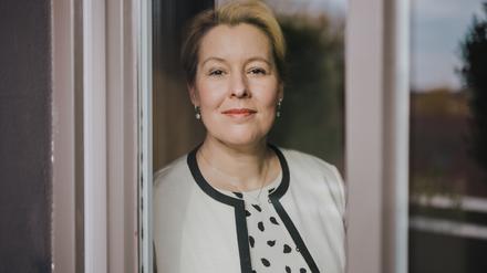 Die Regierende Bürgermeisterin Franziska Giffey (SPD) hält am Ziel fest, dass bis zum Jahr 2030 in Berlin 20.000 neue Wohnungen gebaut werden können. Außerdem soll der Mieterschutz verstärkt werden.