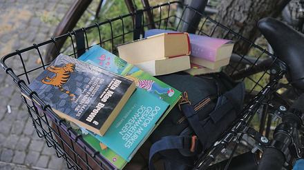 Der Bücherschrank am Alfred-Scholz-Platz wird beständig mit neuen alten Exemplaren versorgt – kistenweise bringen Ehrenamtliche Bücher auf einem Wägelchen dorthin. 