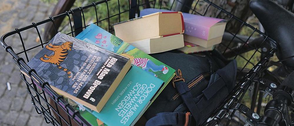  Der Bücherschrank am Alfred-Scholz-Platz wird beständig mit neuen alten Exemplaren versorgt – kistenweise bringen Ehrenamtliche Bücher auf einem Wägelchen dorthin. 