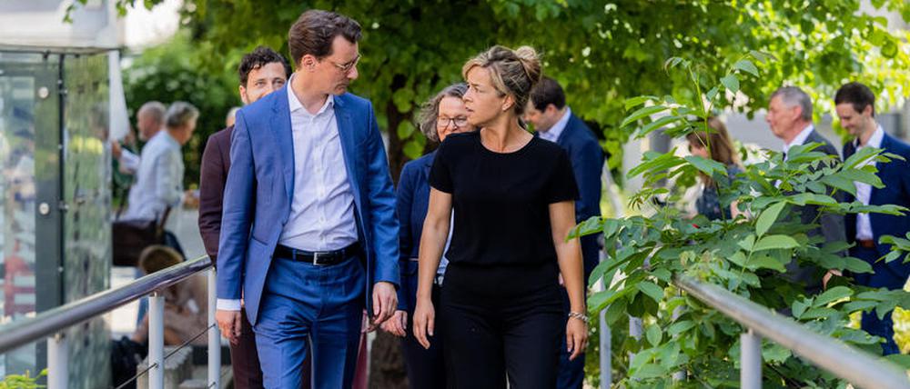 Hendrik Wüst (l, CDU), Ministerpräsident von Nordrhein-Westfalen, und Mona Neubaur, Spitzenkandidatin und Landesvorsitzende (Bündnis 90/Die Grünen).