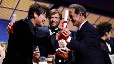So sehen Gewinner aus: der südkoreanische Darsteller Song Kang-ho (links) und Regisseur Ruben Östlund (mitte) neben dem Jury-Präsidenten Vincent Lindon.