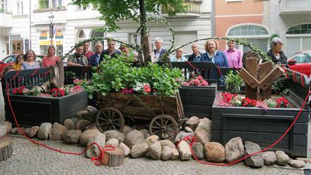 Der „Mini-Bauernhof“ mit Blumen und Bollerwagen.