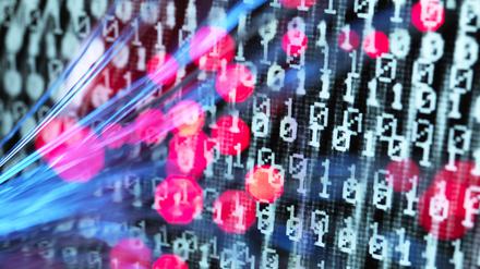 Die Wartung der veralteten Programme kostet das Land Berlin Millionen Euro jedes Jahr. Für manche gibt es gar keine Sicherheitsupdates mehr – und auch die Software, die mutmaßlich mitverantwortlich dafür war, dass Hacker sich 2020 Zugang zu den Daten des Kammergerichts verschaffen konnten, wird weiter benutzt.