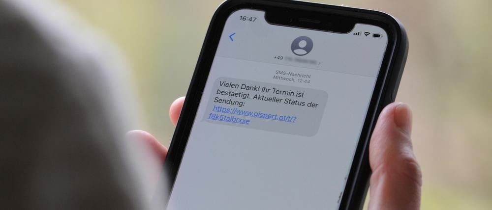 Gefälschte Nachricht: Per SMS oder Whatsapp versuchen Betrüger, an Kontodaten zu kommen oder gefährliche Software zu installieren. Dabei geben sie sich zum Beispiel als Paketdienst aus oder als Behörde, um sich das Vertrauen der Nutzer zu erschleichen. Auf solche Maschen fallen Menschen aller Altersgruppen herein - nicht nur Senioren.
