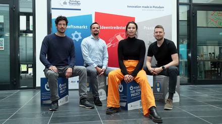 
Auf Erfolgskurs: Fabian Machens vom Numi-Team (v.l.), Potsdam-Transfer-Geschäftsführer Sascha Thormann, und die anderen beiden Gründer Marilena Schmich, Anton Pluschke.