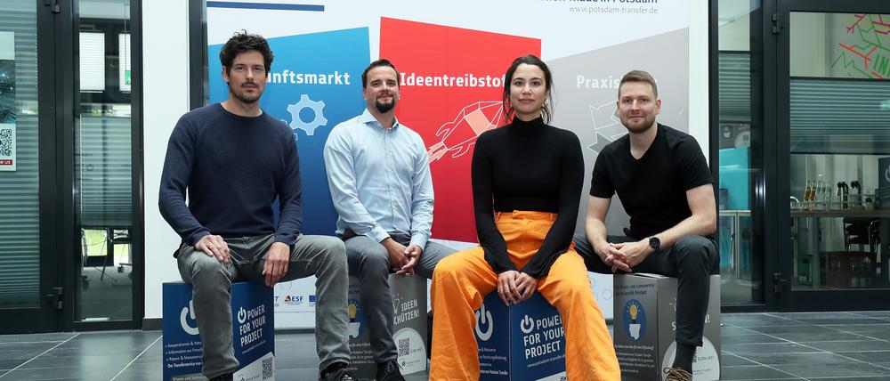 Auf Erfolgskurs: Fabian Machens vom Numi-Team (v.l.), Potsdam-Transfer-Geschäftsführer Sascha Thormann, und die anderen beiden Gründer Marilena Schmich, Anton Pluschke.