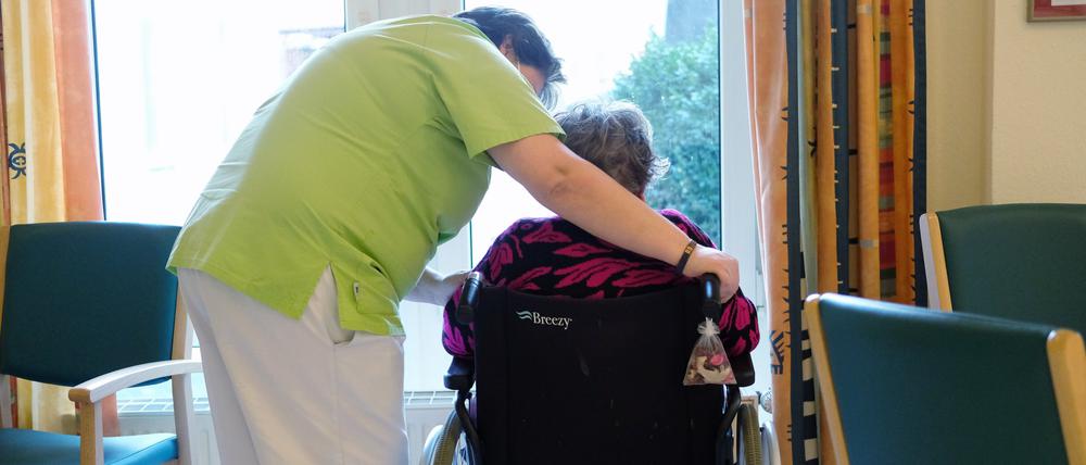 Egal, ob Mutter oder Vater. Bei Pflegebedürftigkeit sollten die Kinder mit vereinten Kräften helfen.