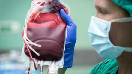 Kräftigendes Rot: Dieser Beutel enthält ein Konzentrat von roten Blutkörperchen. Im OP ist das eine wichtiges Mittel, um den Blutverlust des Patienten durch einen Eingriff auszugleichen. 