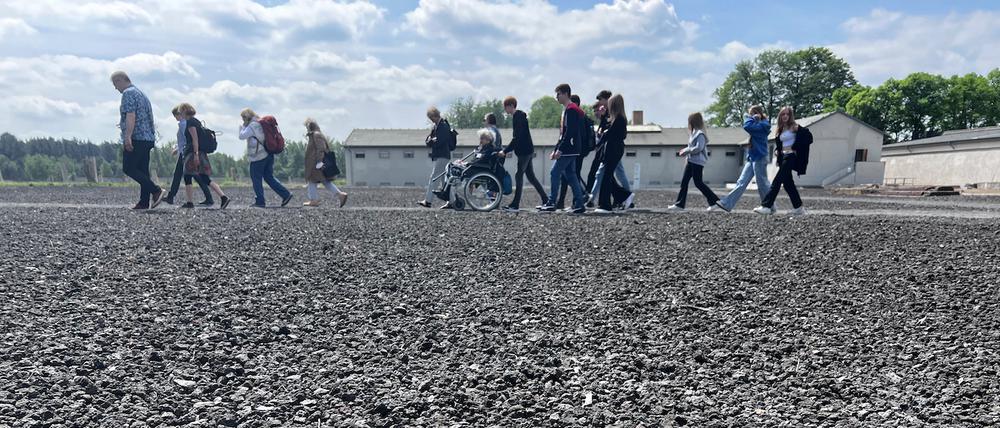 22 Schülerinnen und Schüler der 10a der Evangelischen Schule Steglitz und 21 Omas gegen Rechts sahen sich das ehemalige Konzentrationslager an.