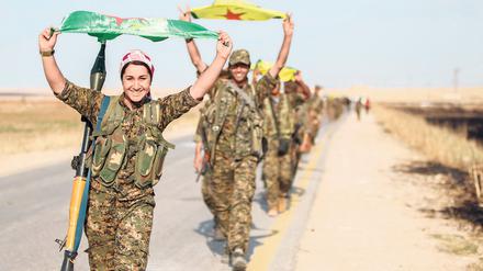 Kurdinnen nach der Befreiung des nordsyrischen Tel Abyads vom „Islamischen Staat“ 2015. 