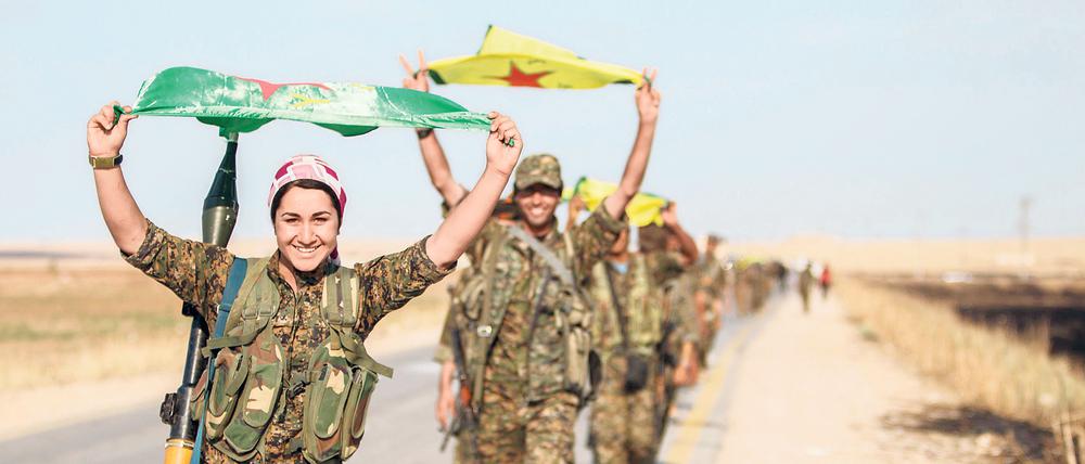 Kurdinnen nach der Befreiung des nordsyrischen Tel Abyads vom „Islamischen Staat“ 2015.