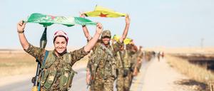 Kurdinnen nach der Befreiung des nordsyrischen Tel Abyads vom „Islamischen Staat“ 2015. 