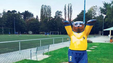 Wahrzeichen: Bär am Sportplatz.