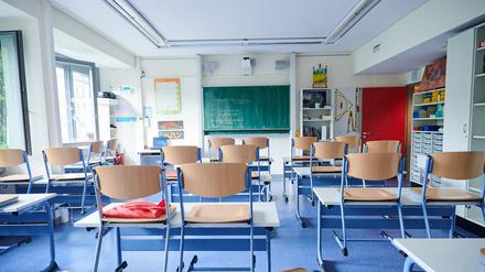 Vor acht Uhr sind die Stühle in einem Klassenzimmer einer Grundschule in Prenzlauer Berg noch auf den Tischen. Für 376 460 Kinder an allgemeinbildenden und 87 360 Jugendliche an berufsbildenden Schulen geht in der kommenden Woche in Berlin der Unterricht wieder los. Das Schuljahr steht erneut unter dem Einfluss der Corona-Pandemie. (zu dpa «Start ins neue Schuljahr mit Masken und Präsenzpflicht») +++ dpa-Bildfunk +++
