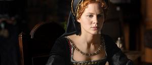 „Becoming Elizabeth“. In der Starz-Serie spielt die Deutsche Alicia von Rittberg die junge Elisabeth Tudor.