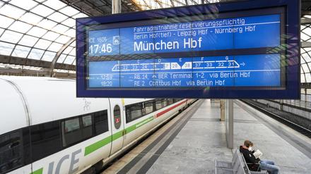 In Spandau ist man weiter: Hier hängen die neuen Anzeiger schon.