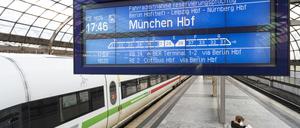 In Spandau ist man weiter: Hier hängen die neuen Anzeiger schon.