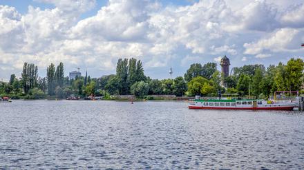 Im grünen Bereich. Die Berliner Gewässer wie der Rummelsburger See halten ihre Pegel nur noch dank der Schleusen konstant.