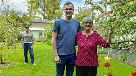Hannelore Müller (r.) testet die CBD-Produkte ihres Enkels Hannes Rothwell (Mitte), ebenso wie Großvater Axel.