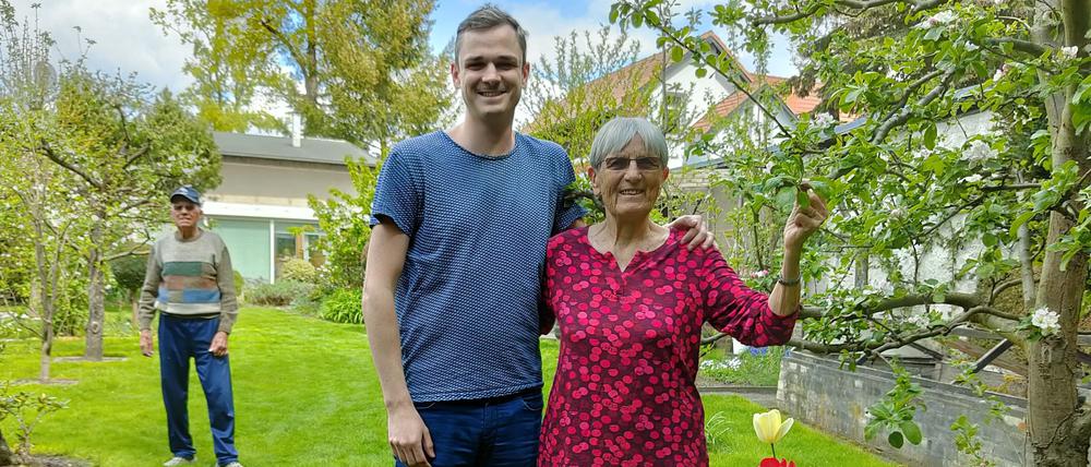 Hannelore Müller (r.) testet die CBD-Produkte ihres Enkels Hannes Rothwell (Mitte), ebenso wie Großvater Axel.