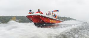 Eine Bootsbesatzung der DLRG fährt am 16.10.2013 in einem Rettungsboot über die Havel in Berlin. Anlass des Pressetermins war das 100-jährigen Bestehen der Deutschen Lebens-Rettungs-Gesellschaft (DLRG). Foto: Foto: Rainer Jensen/dpa ++ +++ dpa-Bildfunk +++