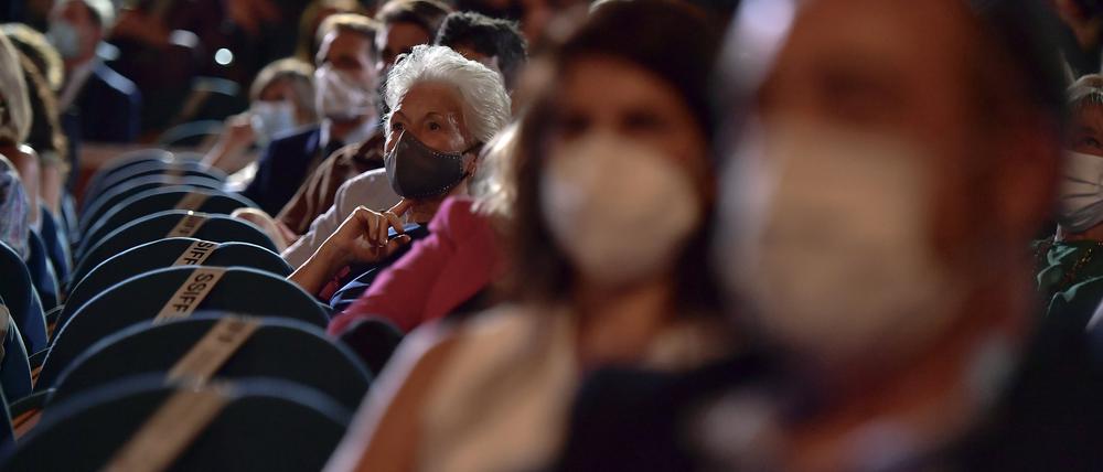 Publikum mit Mundschutz.
