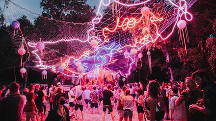 Fernab der Welt wartet das Festival neben DJs und Bands mit Workshops, Vorträgen und Kleinkunst auf.