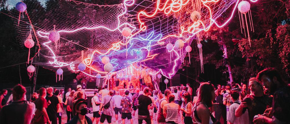 Fernab der Welt wartet das Festival neben DJs und Bands mit Workshops, Vorträgen und Kleinkunst auf.