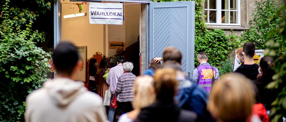 Zahlreiche Wählerinnen und Wähler warten im Berliner Stadtteil Prenzlauer Berg in einer langen Schlange vor einem Wahllokal, das in einer Grundschule untergebracht ist. (zu dpa "Nach Berliner Pannenwahltag ist nun das Verfassungsgericht am Zug") +++ dpa-Bildfunk +++