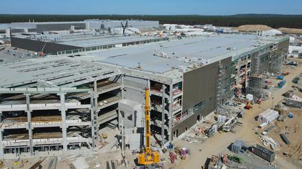 4000 Menschen arbeiten in der neuen Teslafabrik. Weitere Firmen wollen folgen – nun fehlen Flächen.