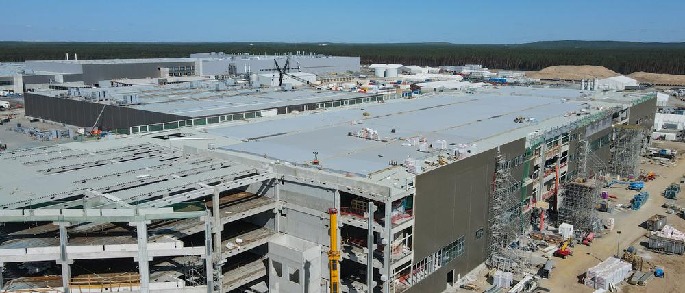 4000 Menschen arbeiten in der neuen Teslafabrik. Weitere Firmen wollen folgen – nun fehlen Flächen.