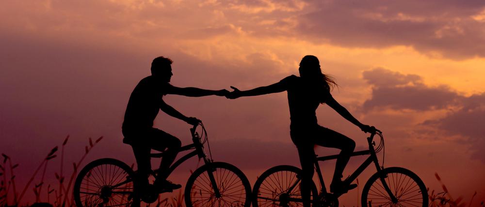 Radfahrende im Sonnenuntergang.
