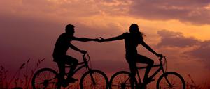 Radfahrende im Sonnenuntergang.