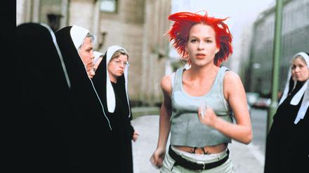 Roter Schopf eilt durch Berlin: eine Szene aus „Lola rennt“.